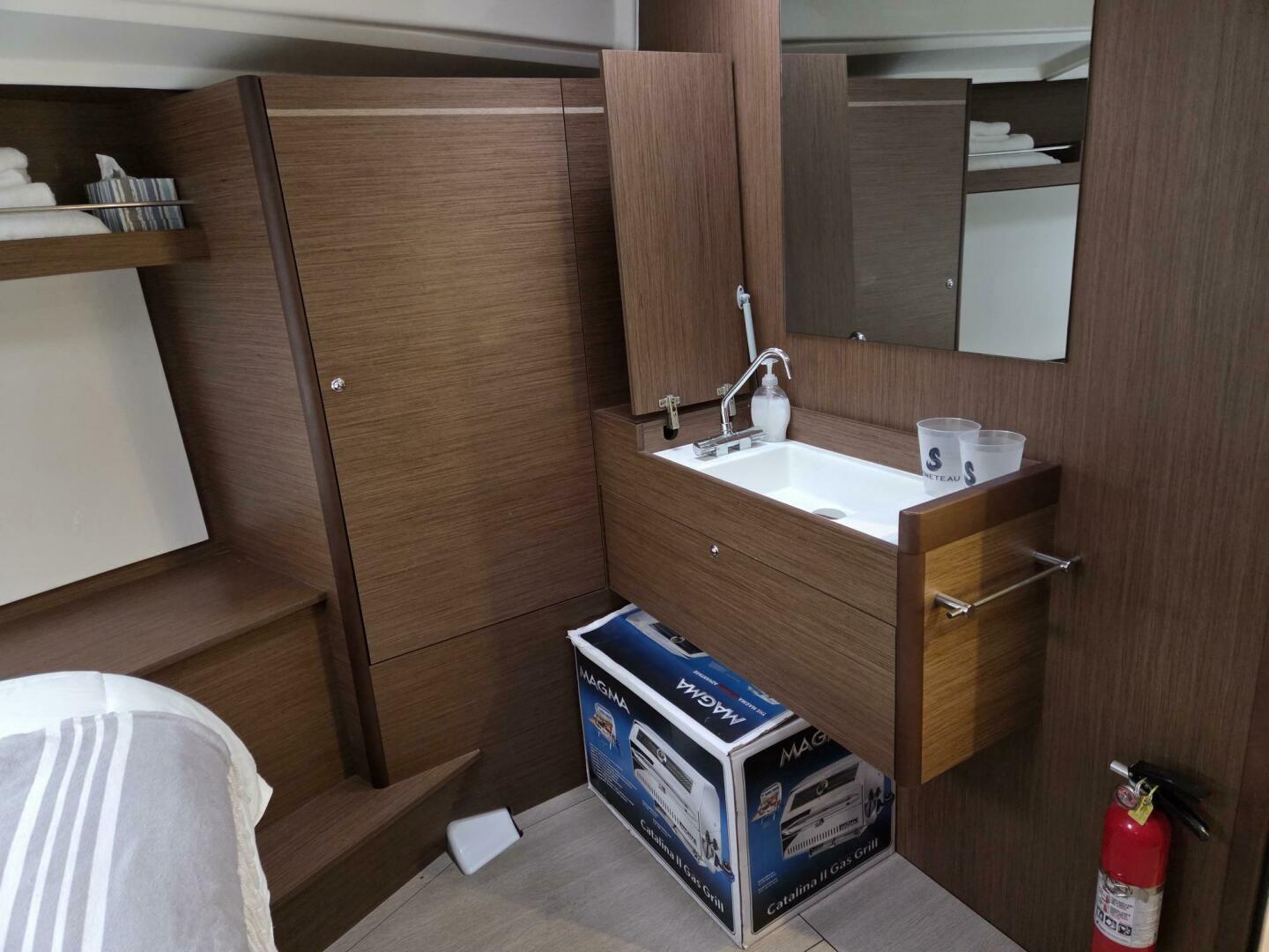 Sink/vanity in Vee Berth