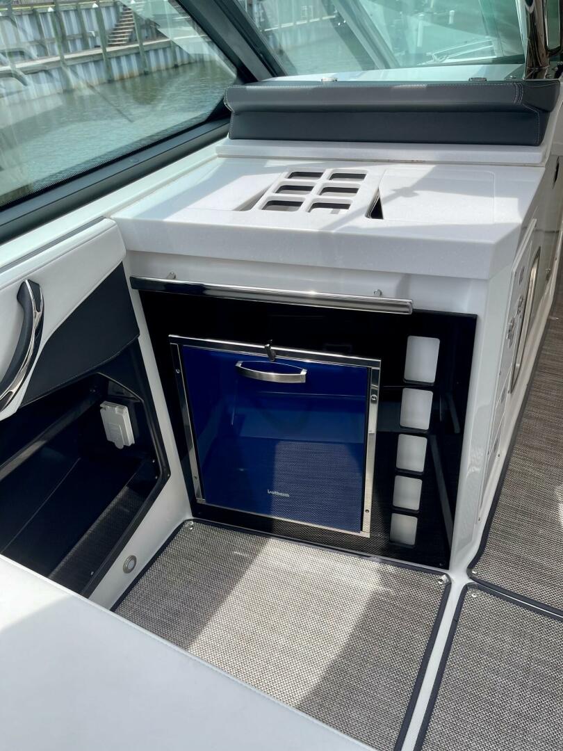 Mia Victoria 38ft Monterey Yacht For Sale