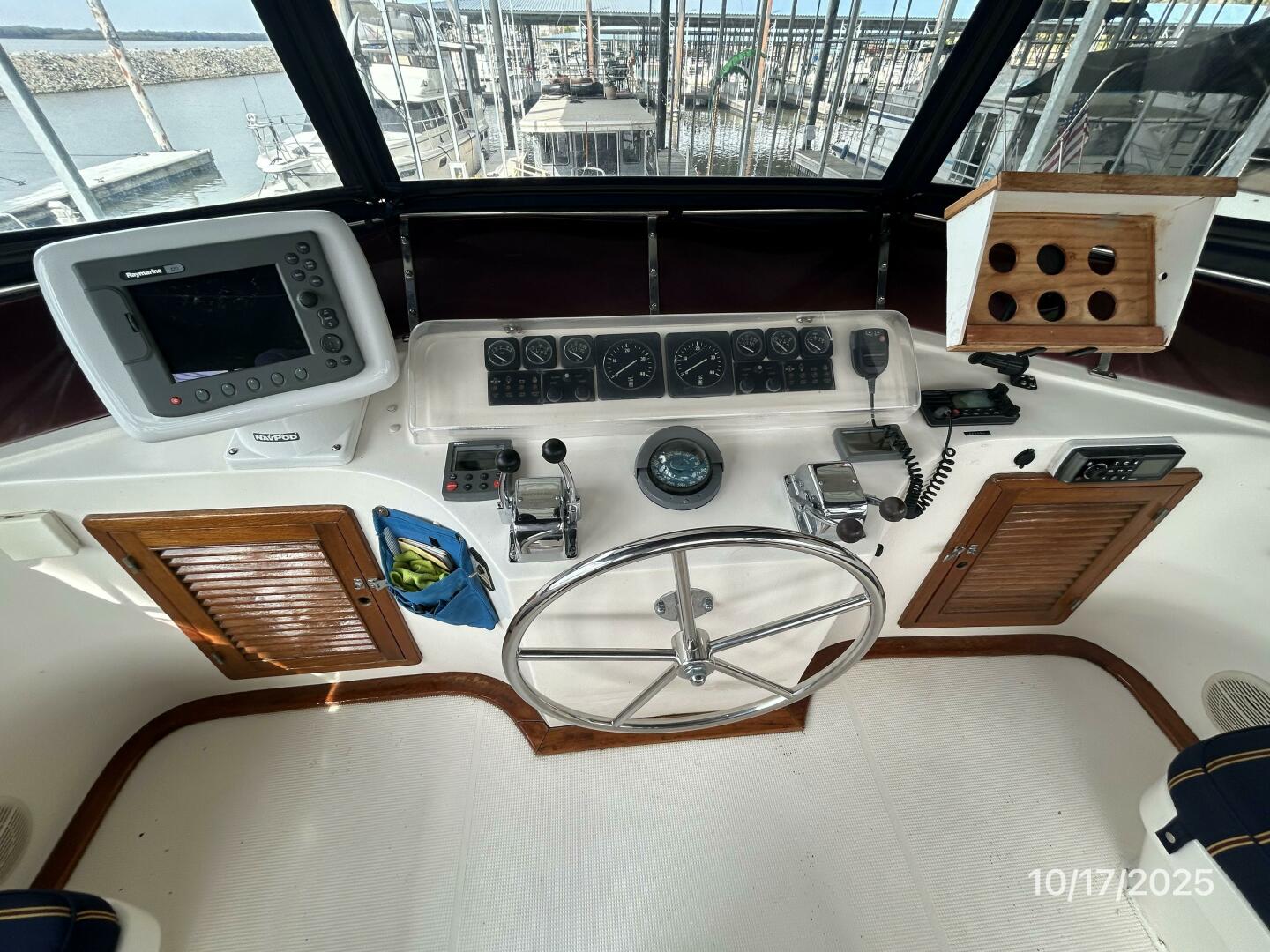 40' Kha Shing flybridge helm2