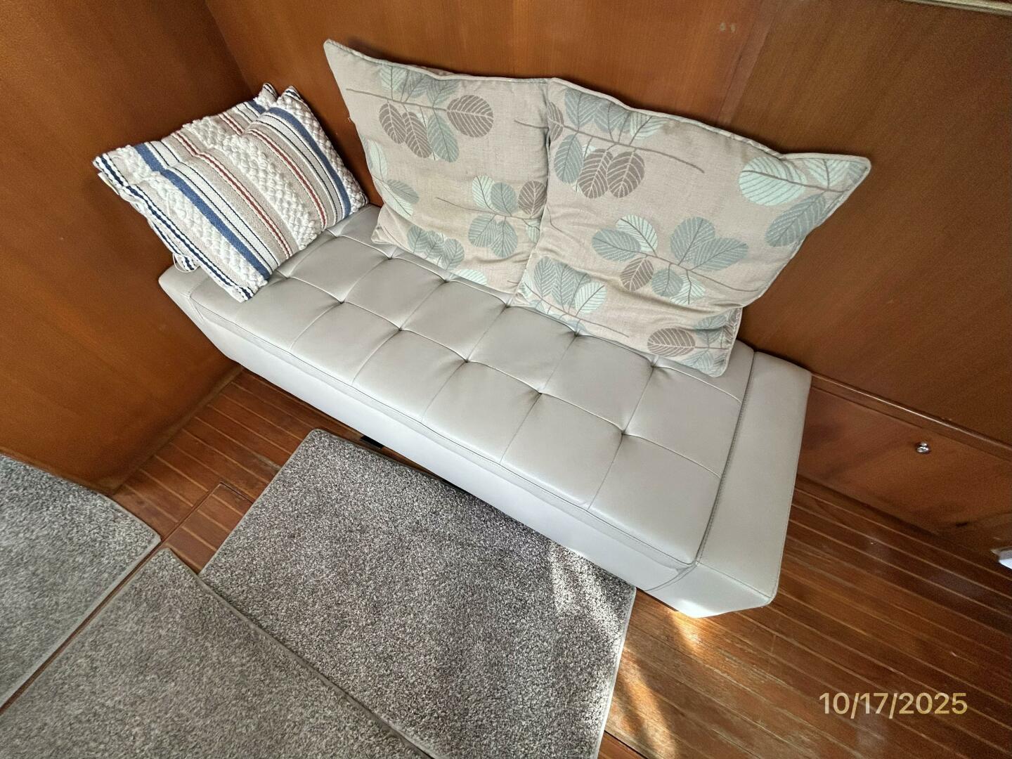 40' Kha Shing salon starboard seating