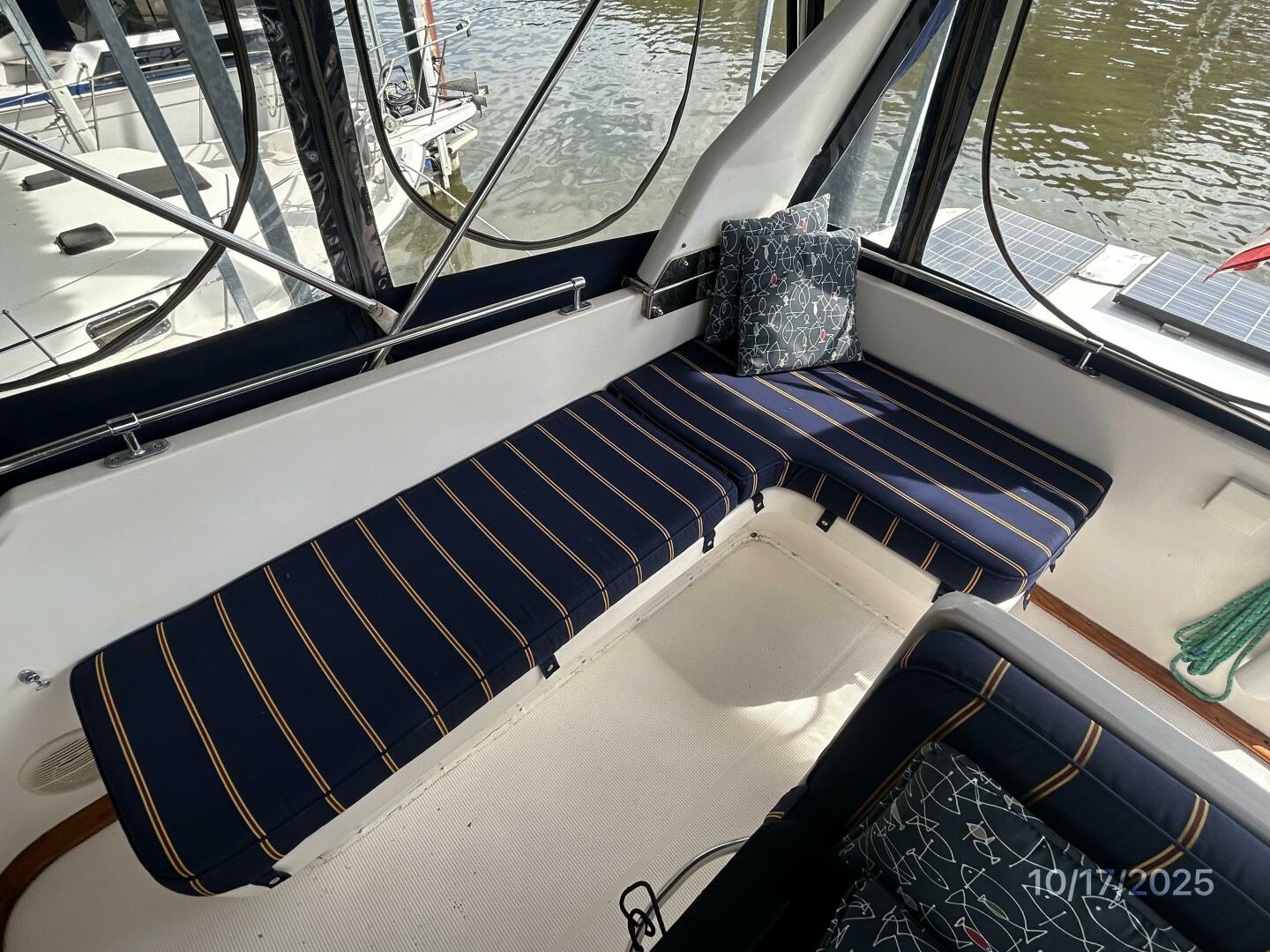 40' Kha Shing flybridge starboard seating
