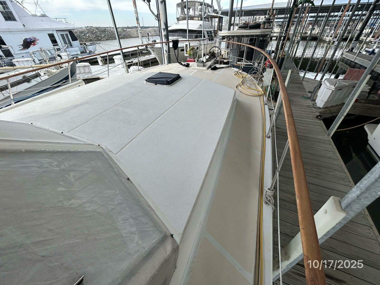 40' Kha Shing foredeck2