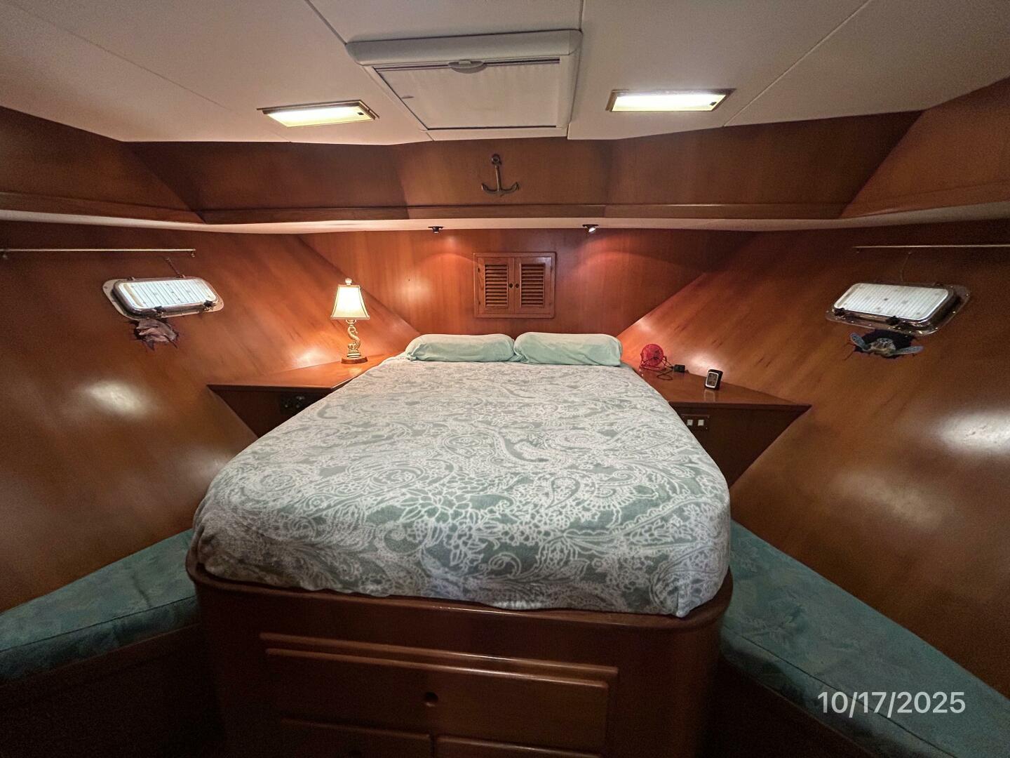40' Kha Shing master stateroom