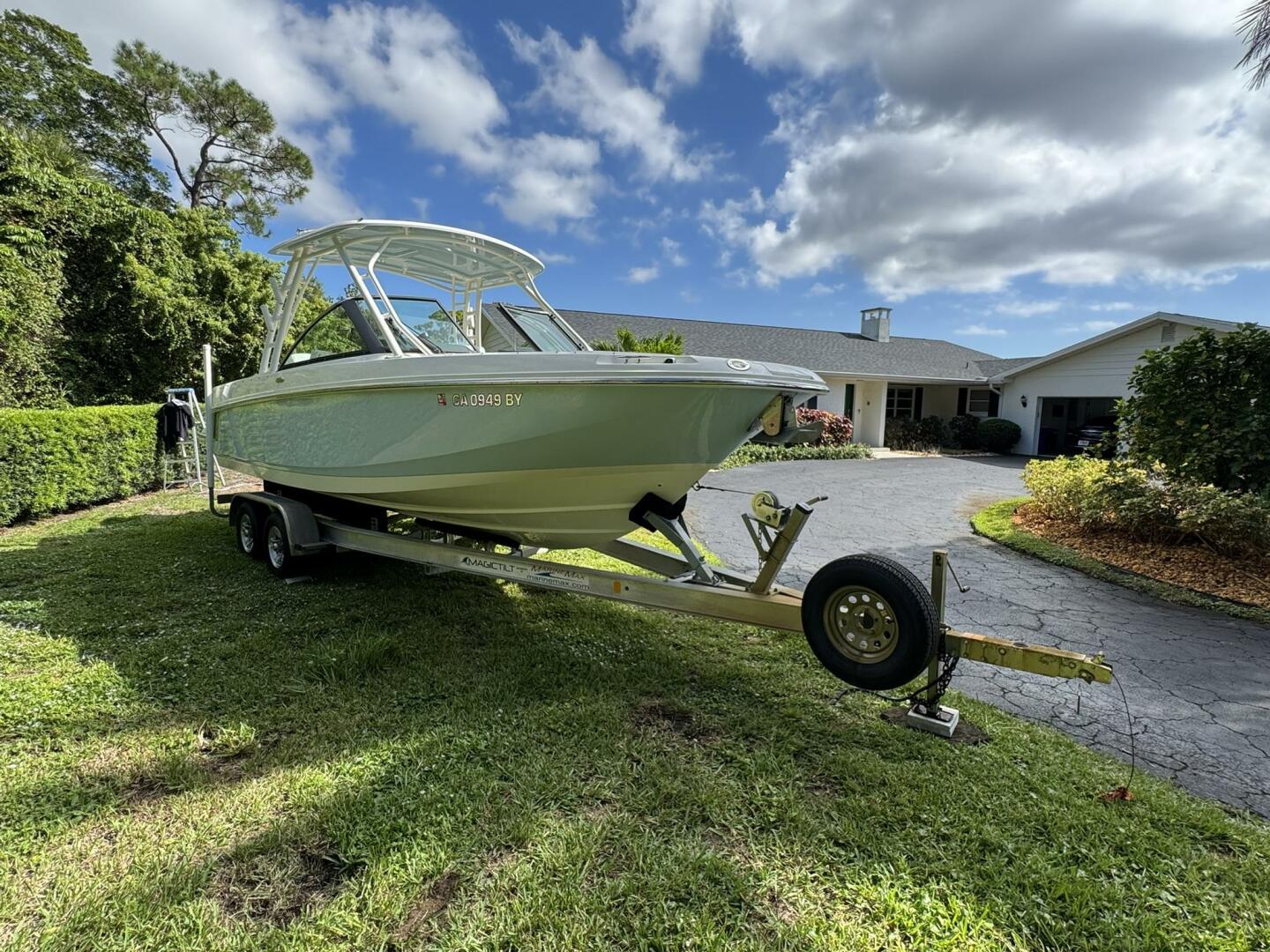 23ft Boston Whaler Yacht For Sale