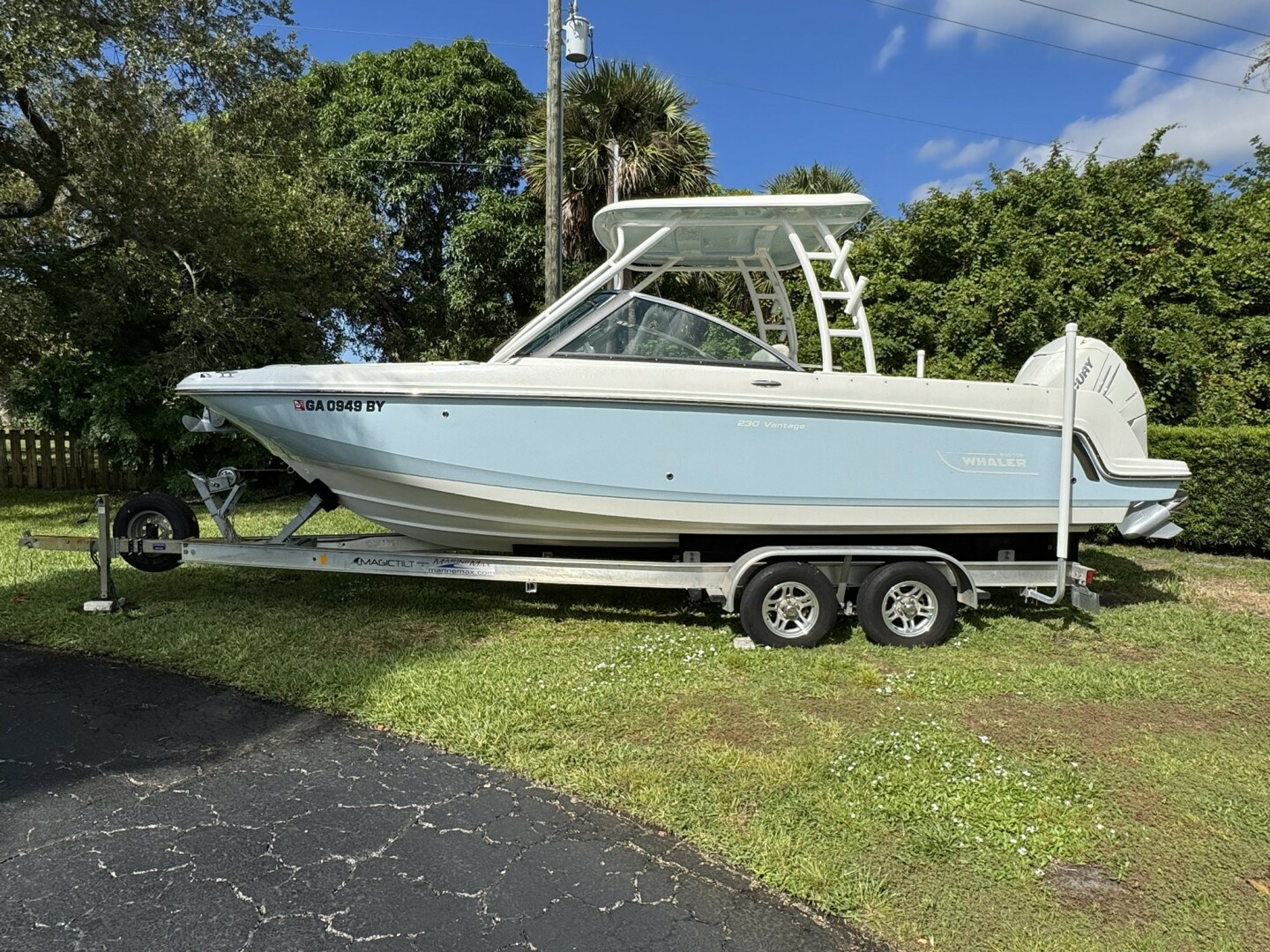 23ft Boston Whaler Yacht For Sale
