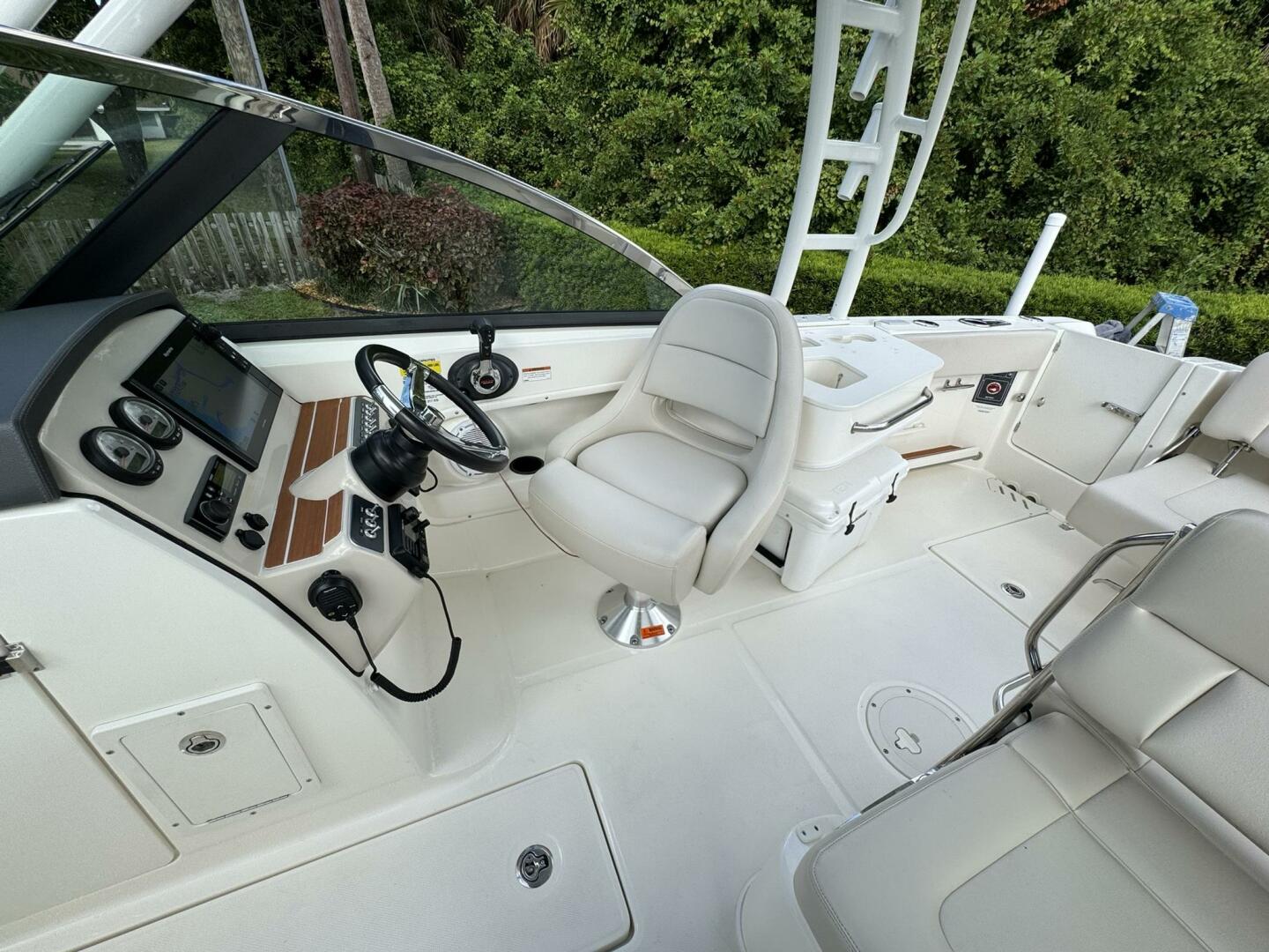 23ft Boston Whaler Yacht For Sale