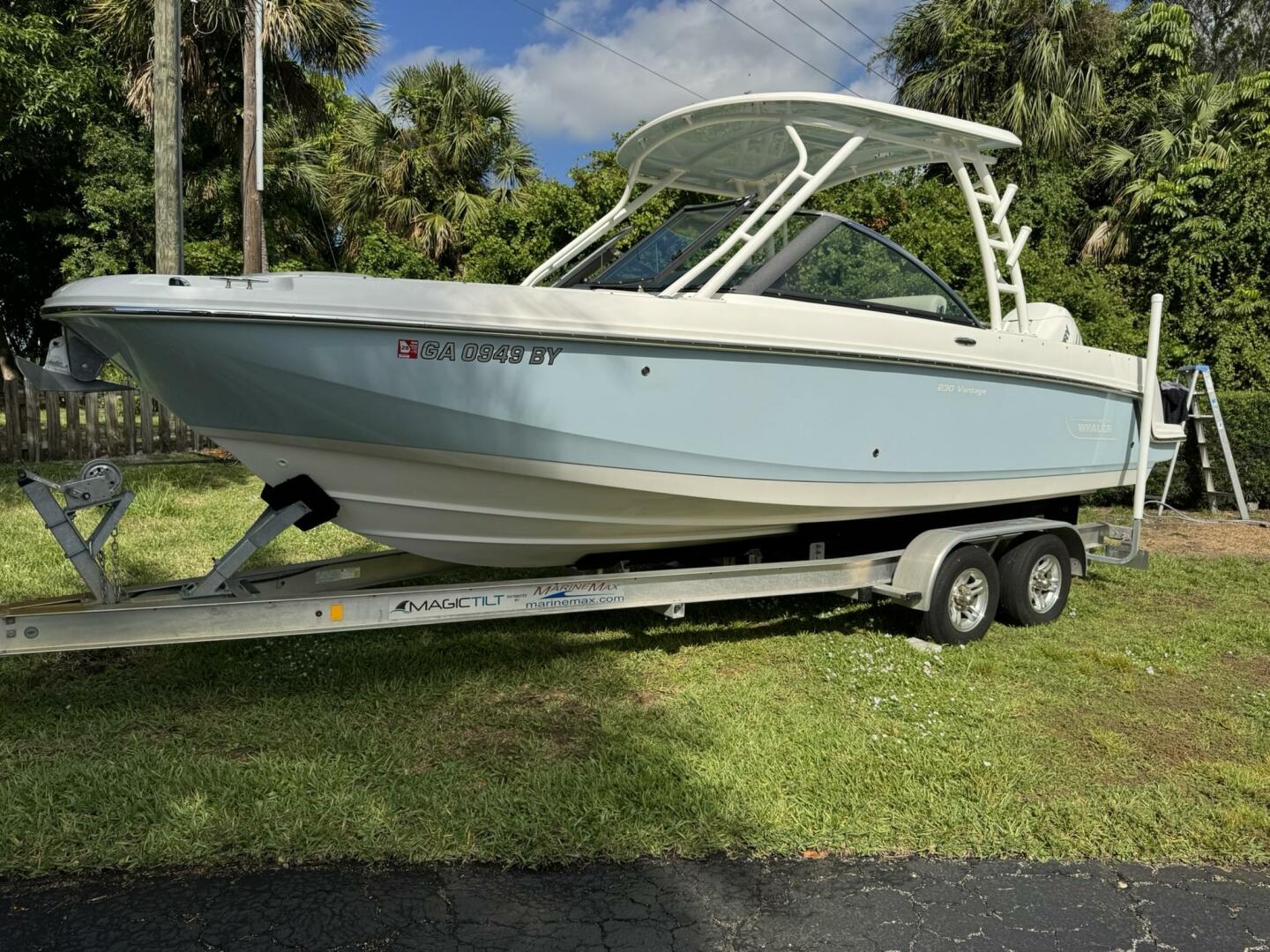 23ft Boston Whaler Yacht For Sale