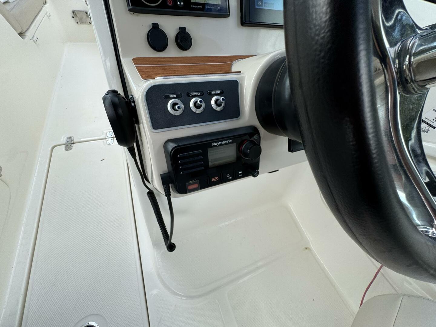23ft Boston Whaler Yacht For Sale