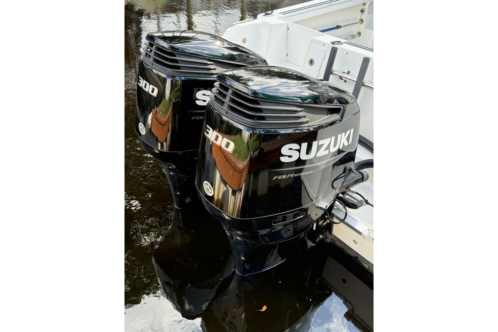 Twin Suzuki 300 outboard engines on a 2002 Wellcraft 290 Coa