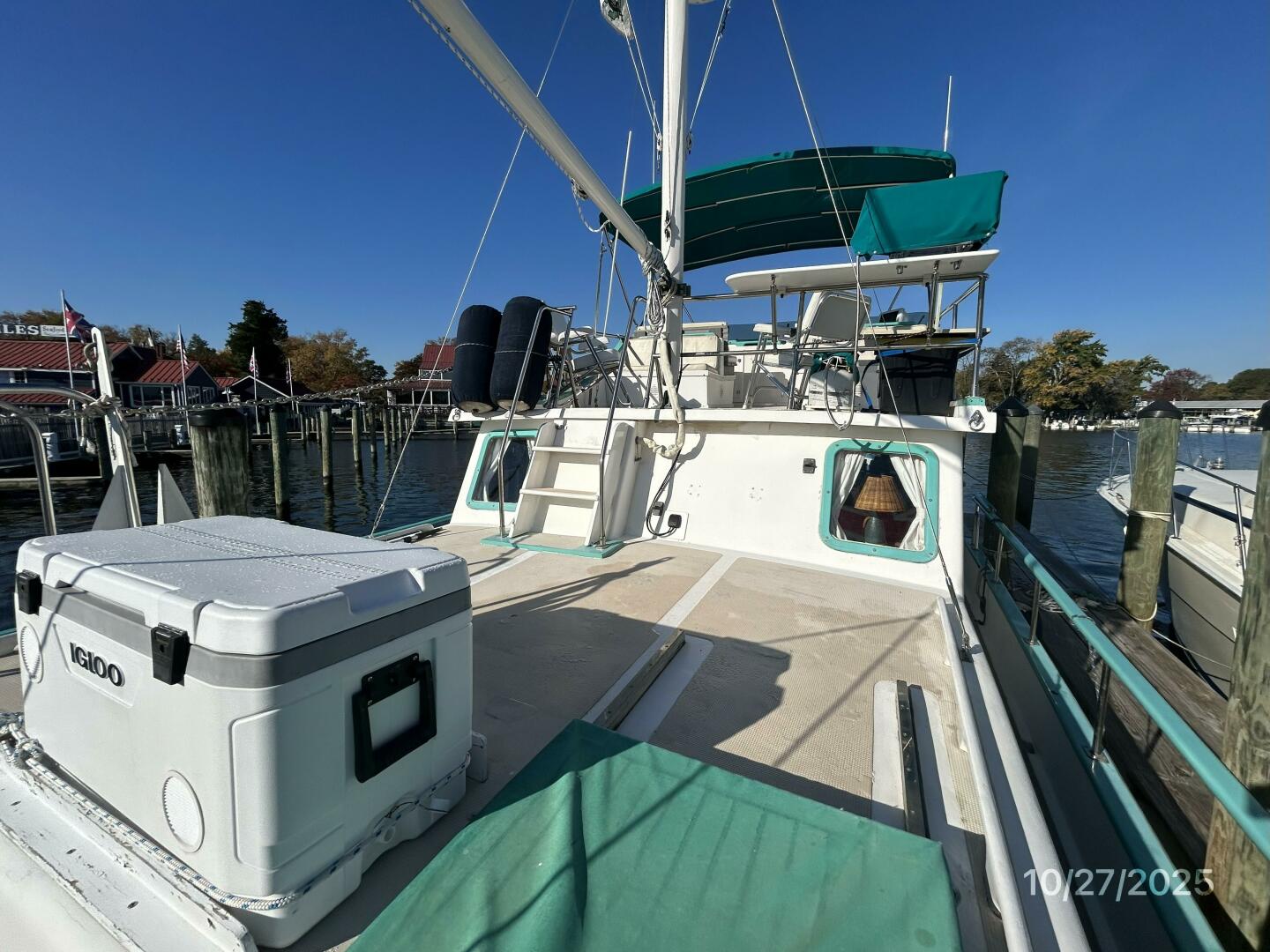 38' Marine Trader trunk cabin forward