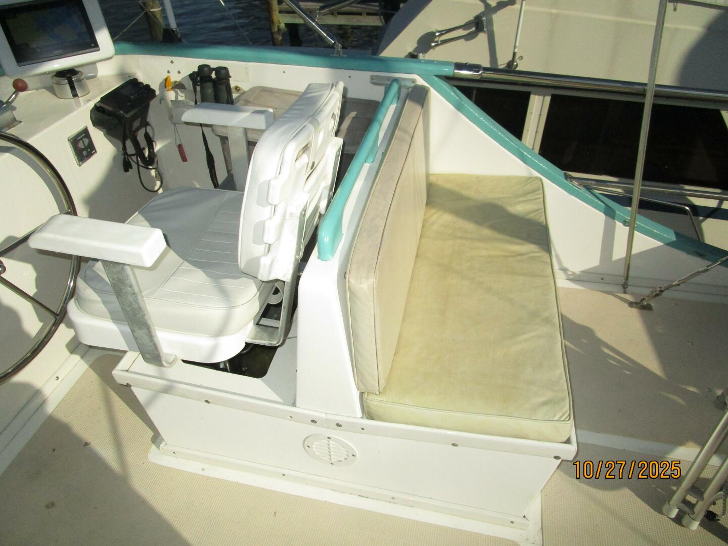 38' Marine Trader flybridge starboard seating