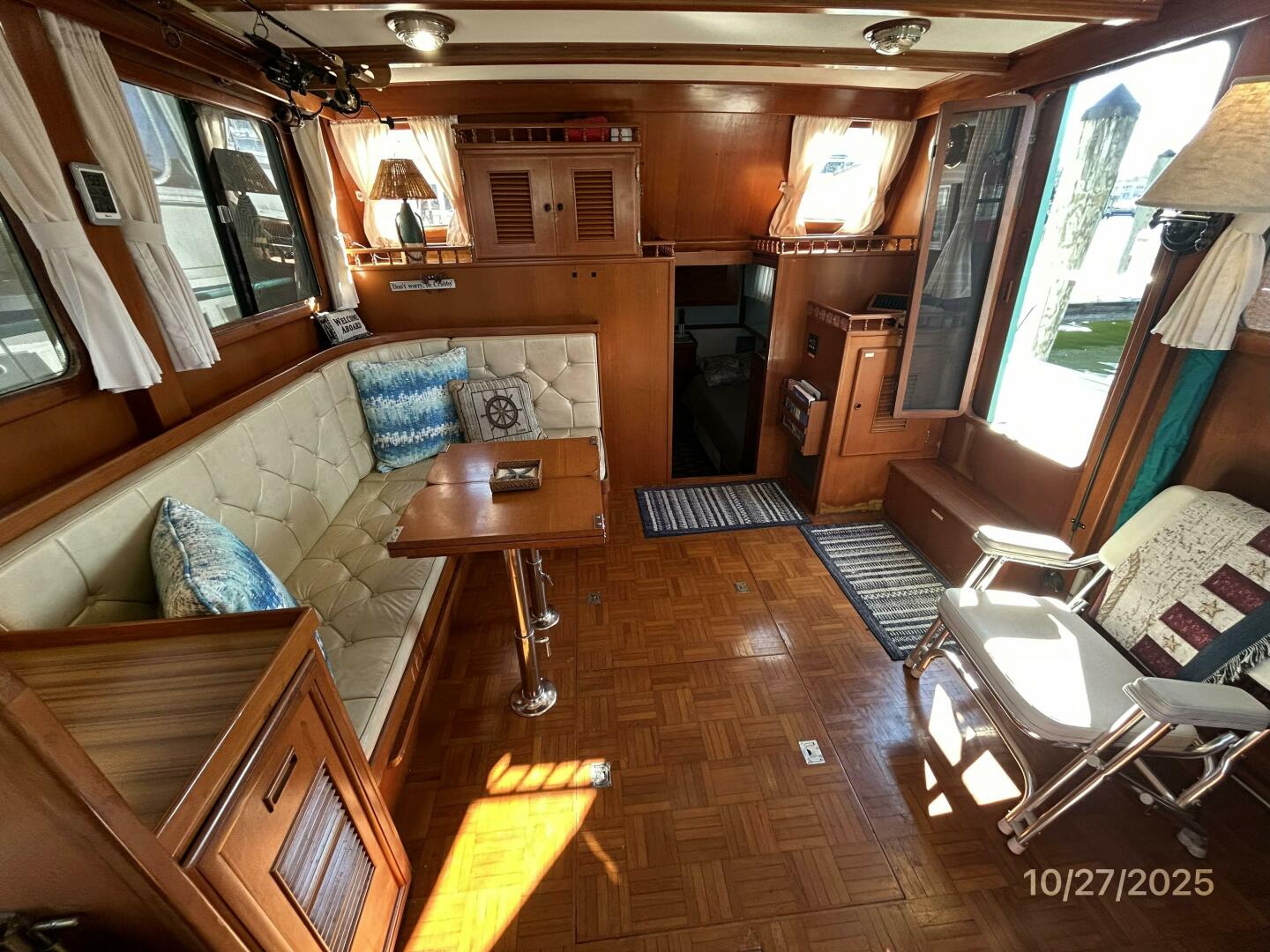 38' Marine Trader salon aft