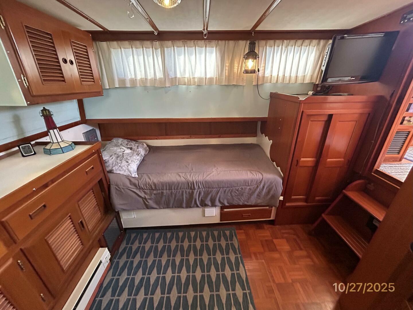 38' Marine Trader master stateroom port