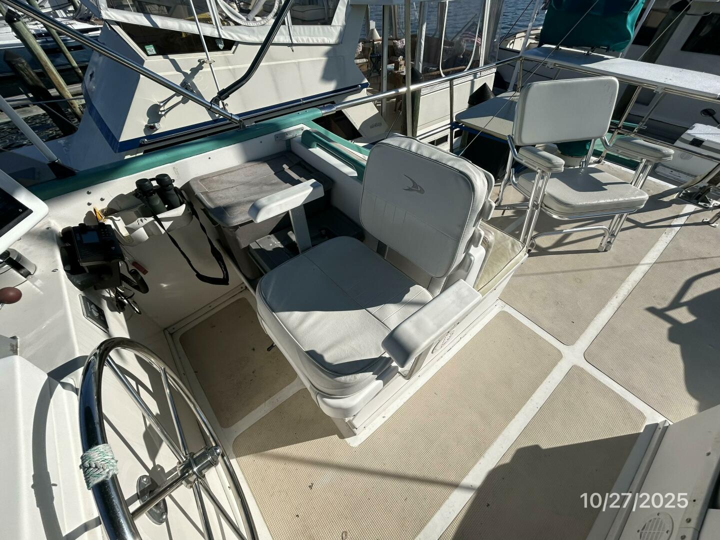 38' Marine Trader flybridge helmseat