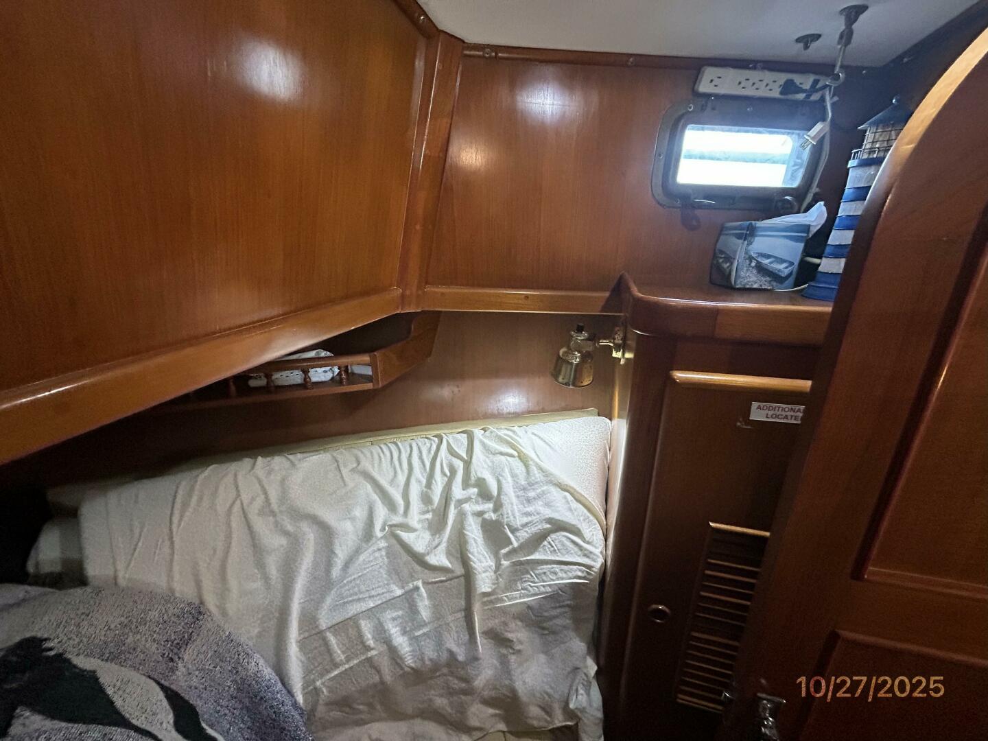 38' Marine Trader guest stateroom starboard