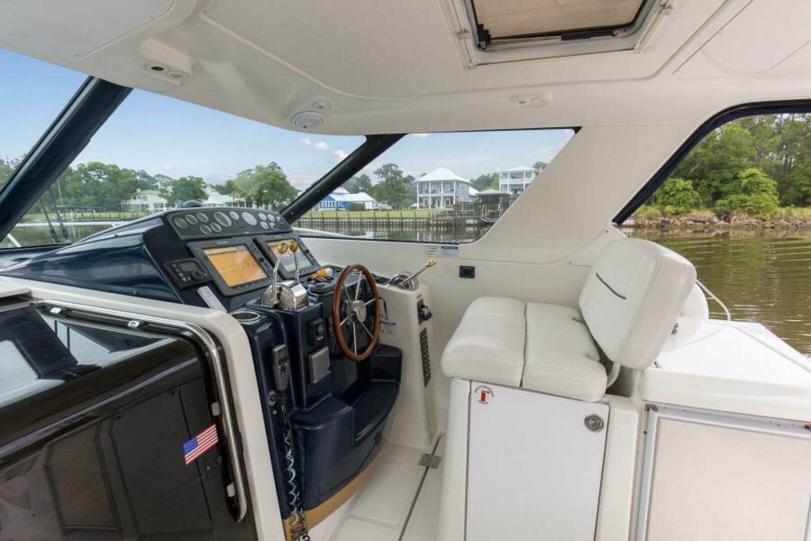 2005 3600 Tiara _Forever Friday_ Cockpit Sitting Area (4)