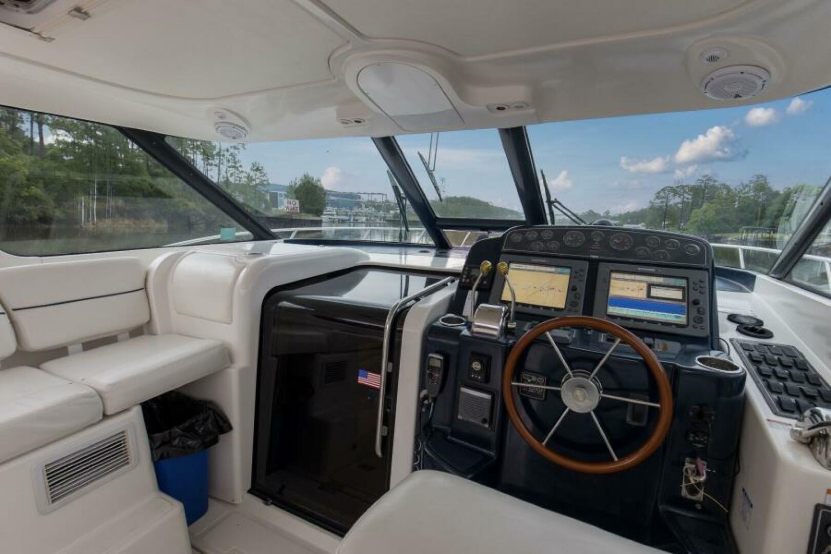 2005 3600 Tiara _Forever Friday_ Cockpit Sitting Area (3)