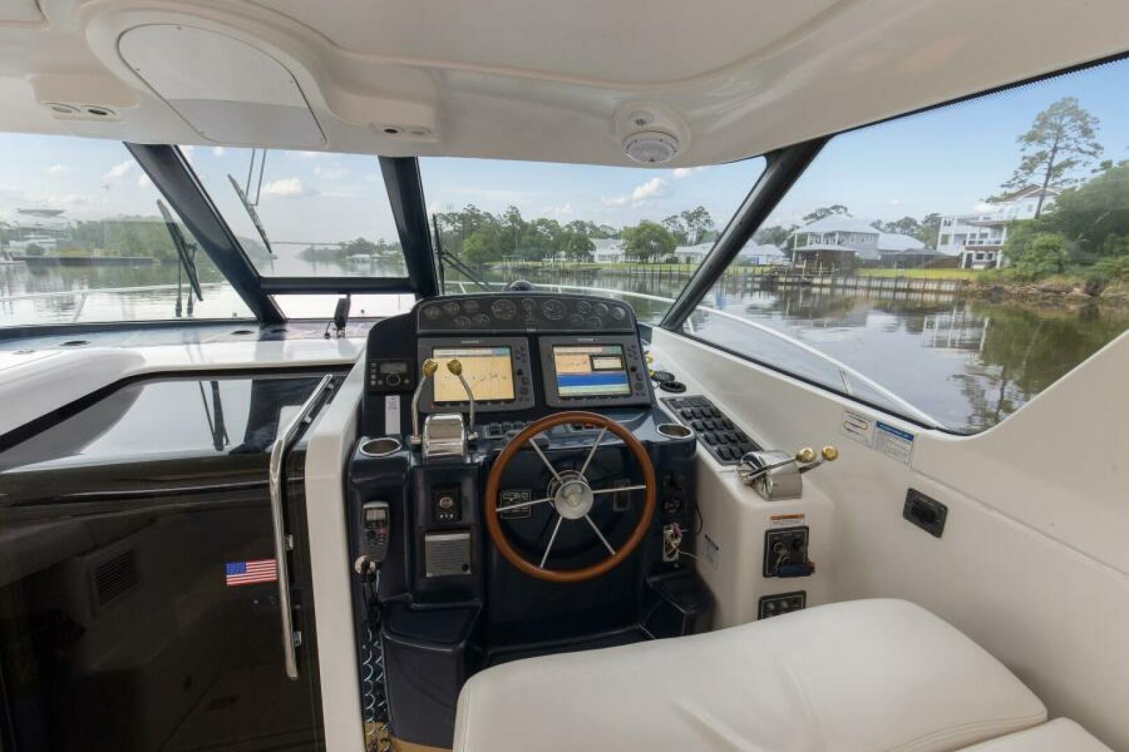 2005 3600 Tiara _Forever Friday_ Cockpit Sitting Area (2)