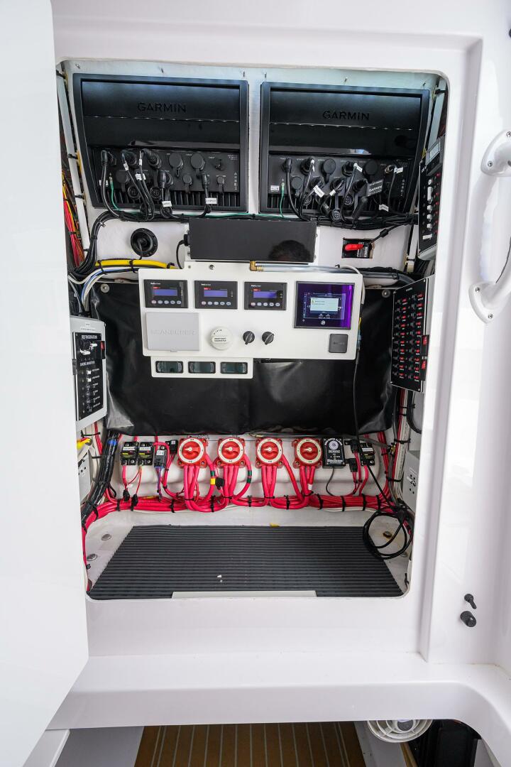 Two Krickets 41ft Bahama Yacht For Sale