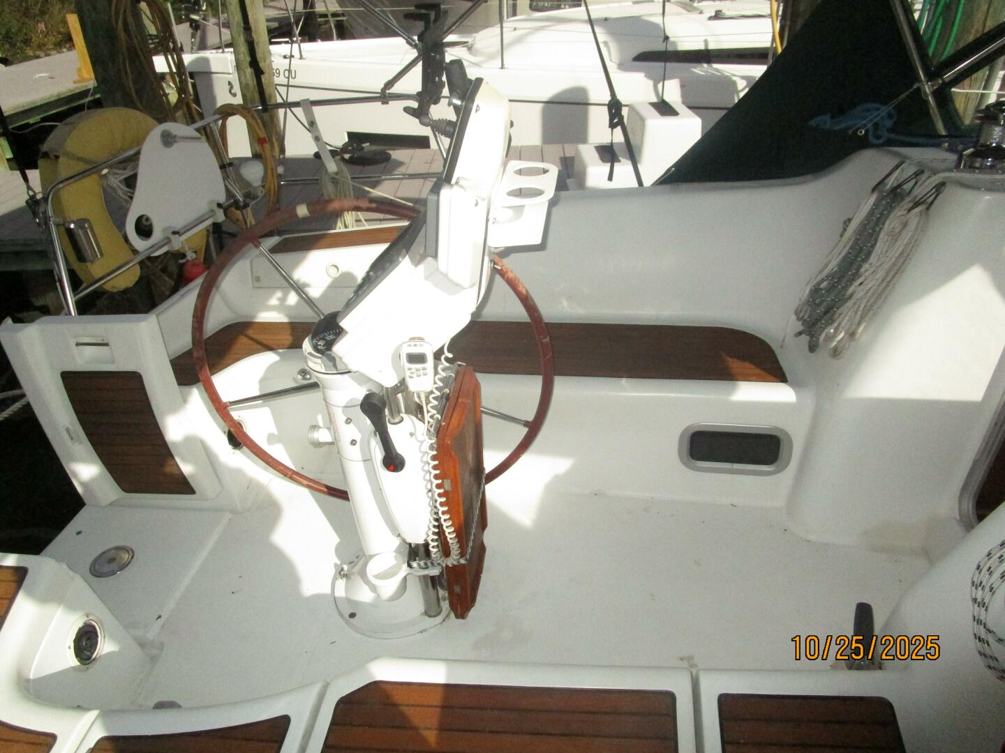 37' Beneteau cockpit port