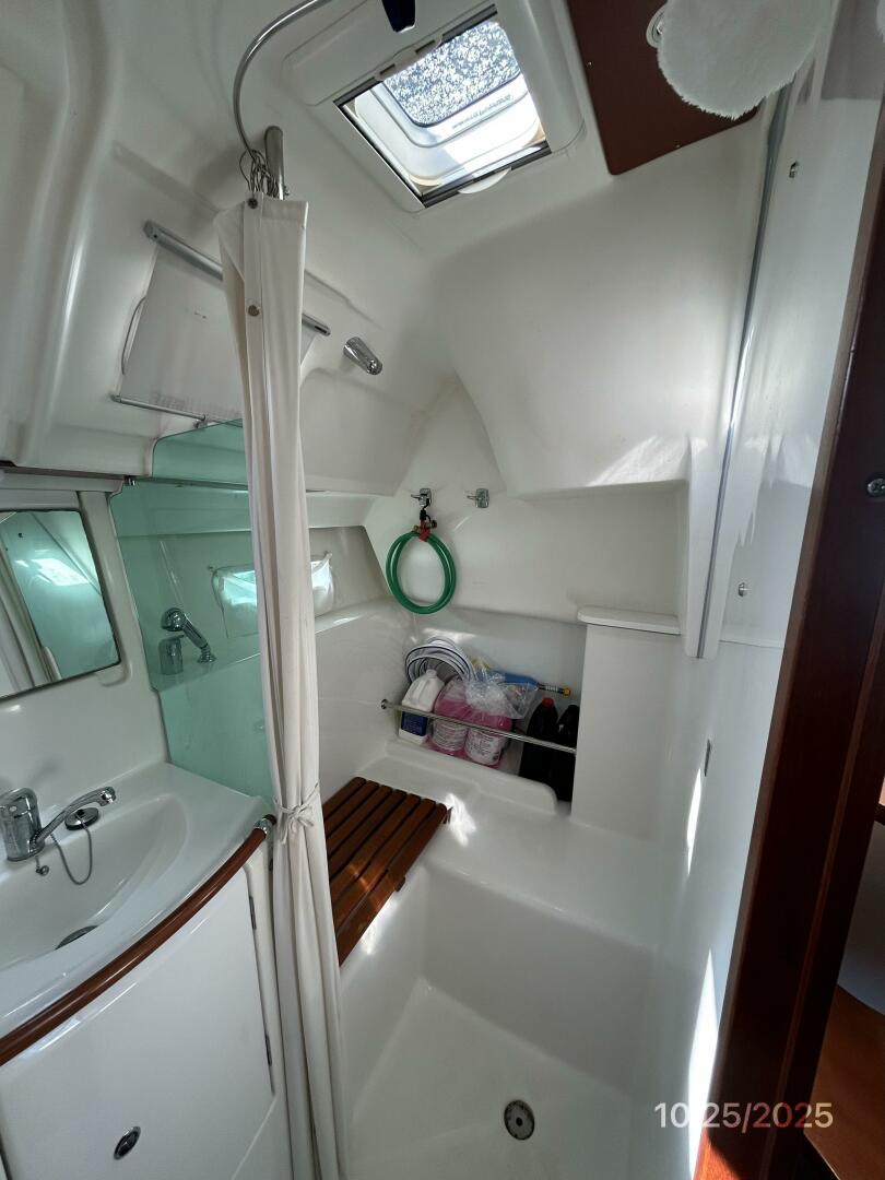 37' Beneteau shower