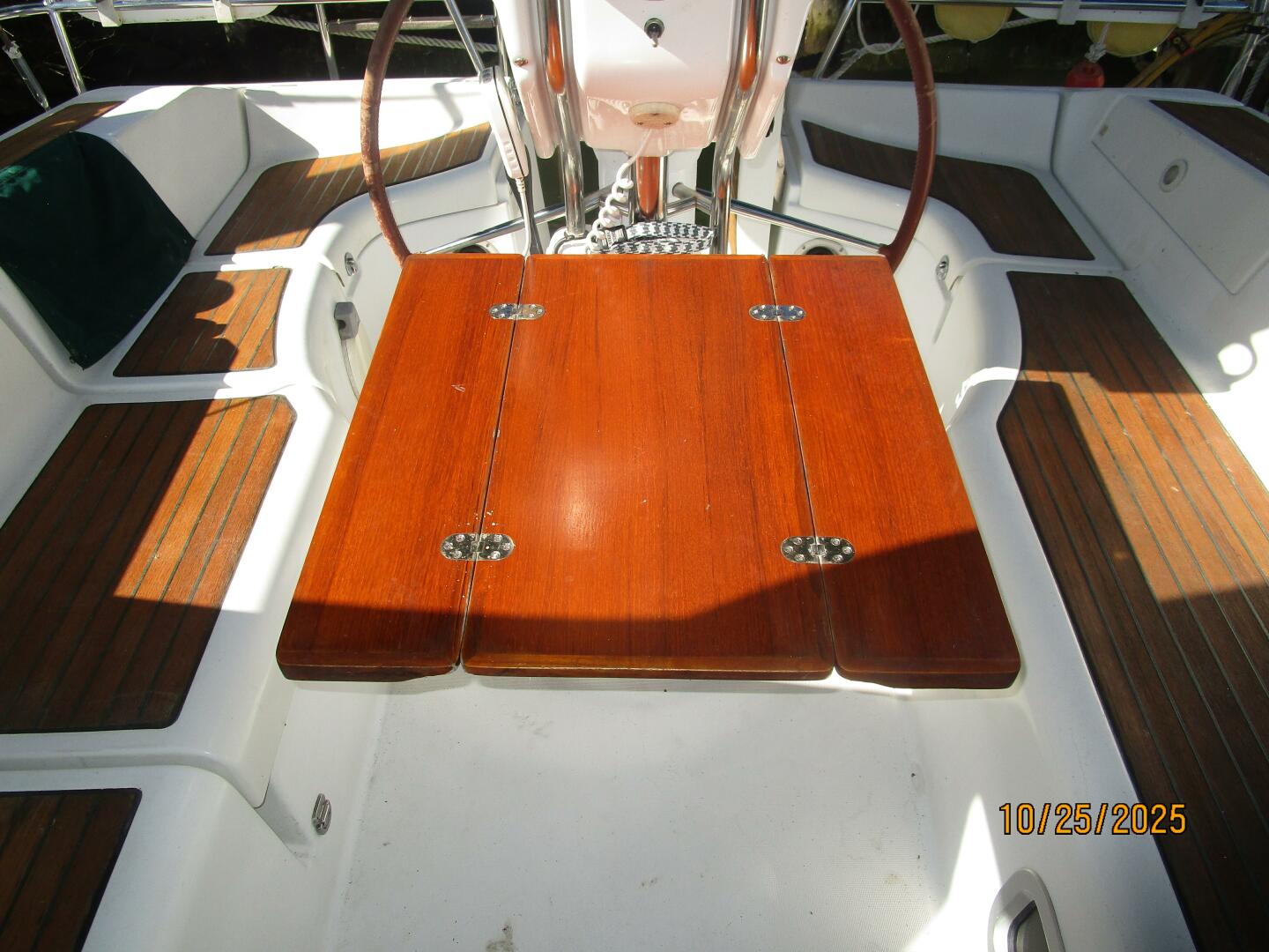 37' Beneteau cockpit table2
