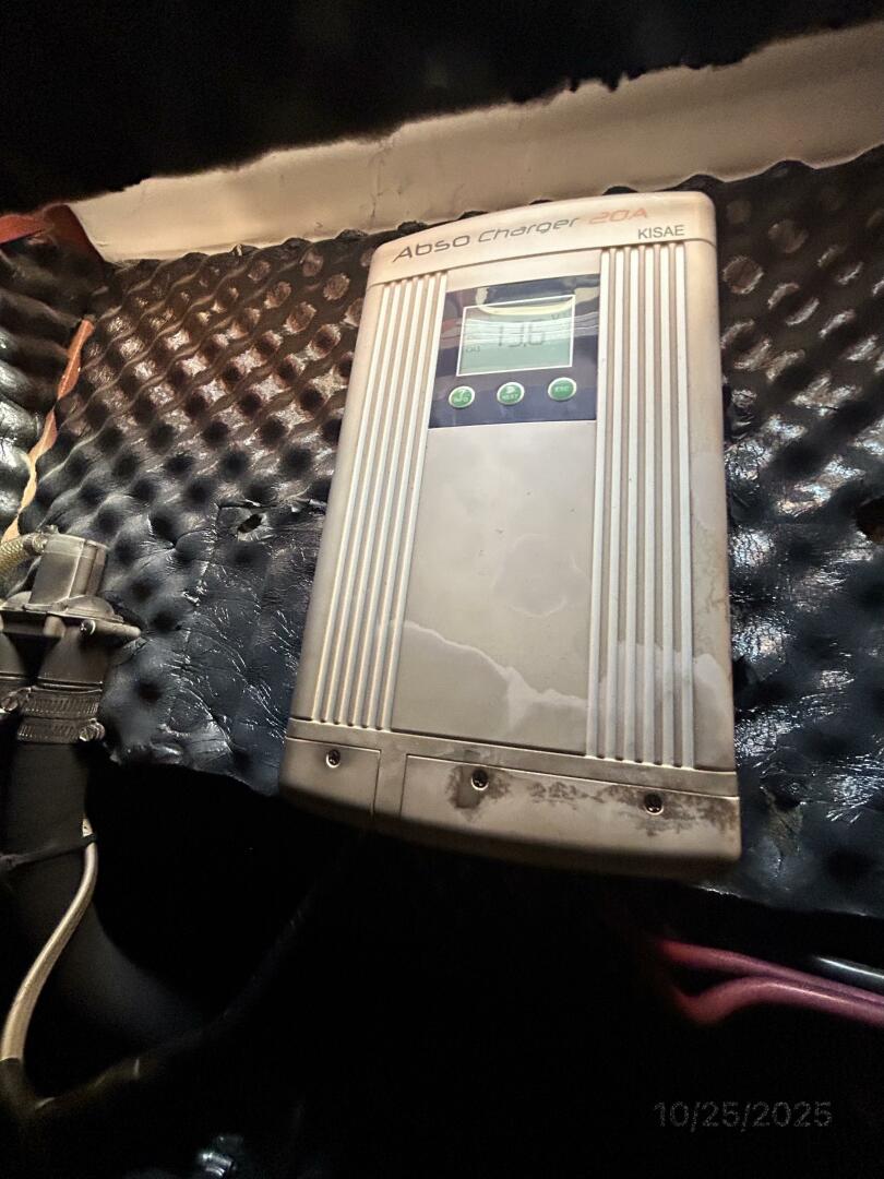 37' Beneteau battery charger