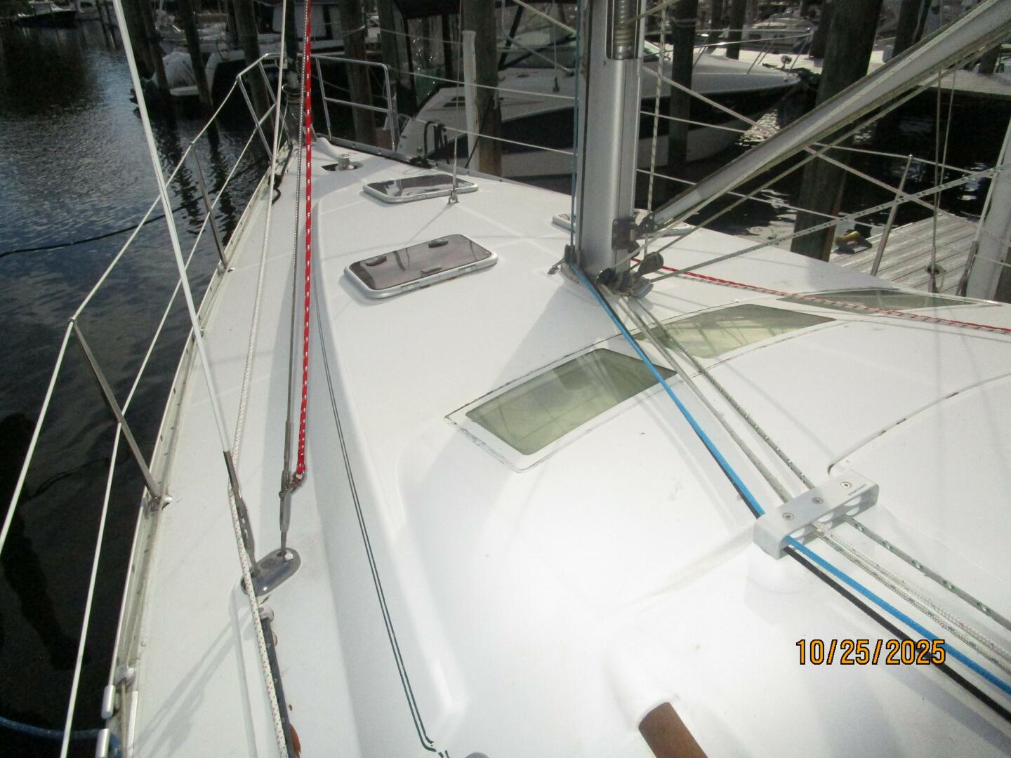 37' Beneteau foredeck3