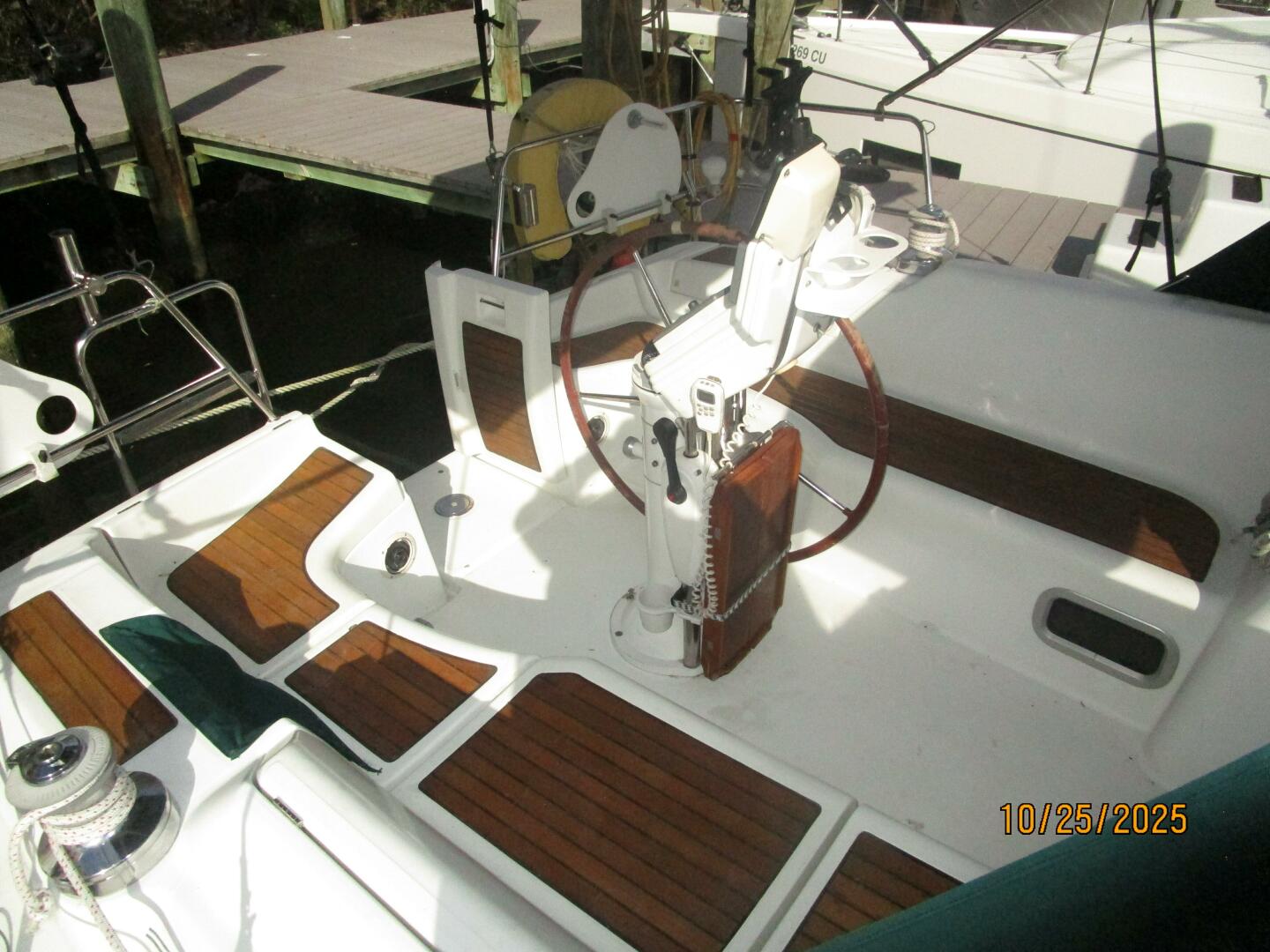37' Beneteau cockpit2