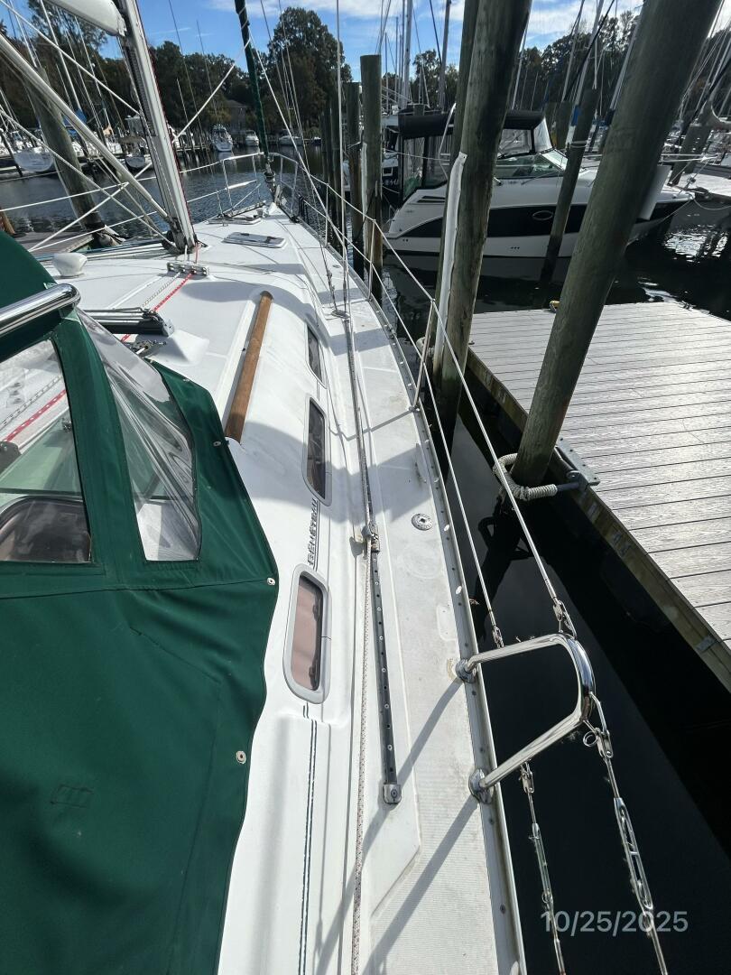 37' Beneteau starboard side deck2