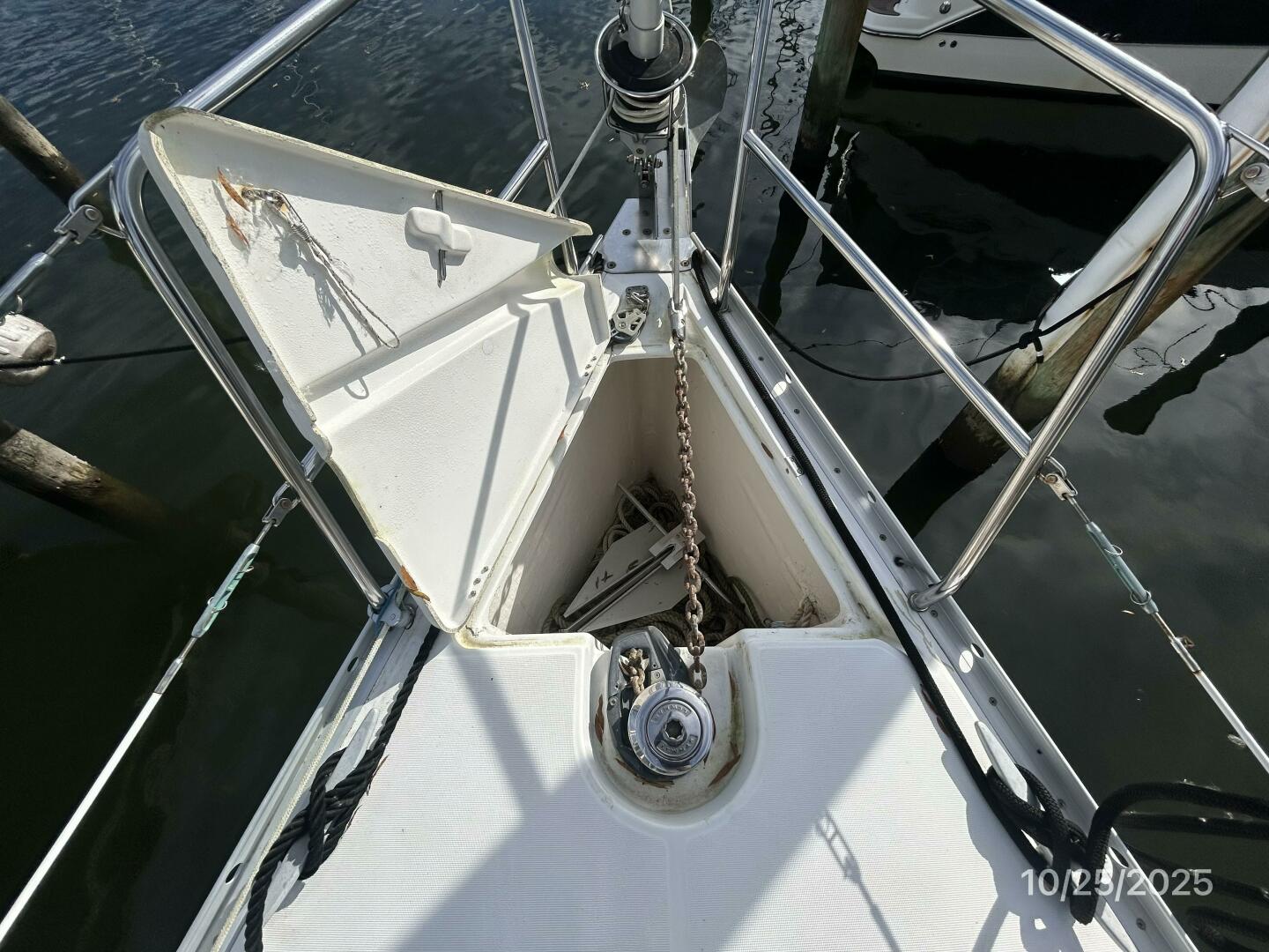 37' Beneteau anchor windlass1