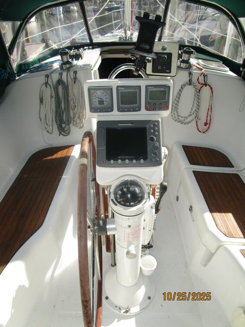 37' Beneteau cockpit helm2