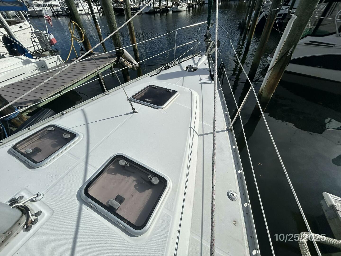 37' Beneteau foredeck2