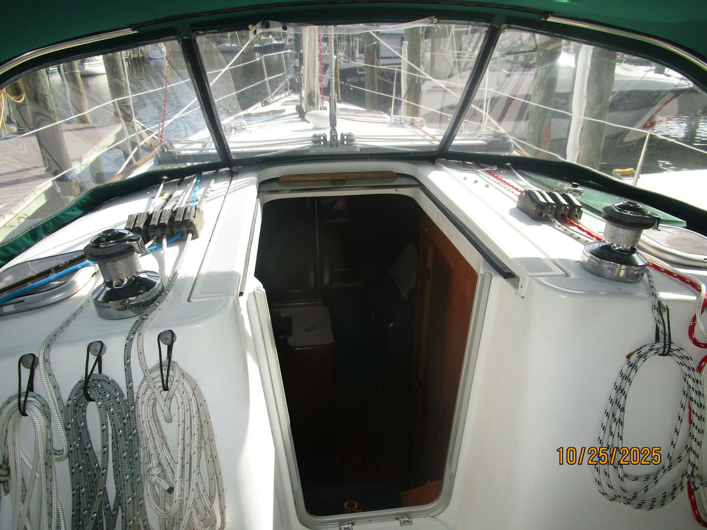 37' Beneteau cockpit forward2