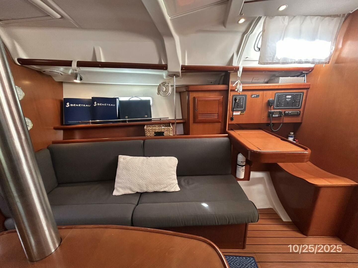 37' Beneteau salon starboard