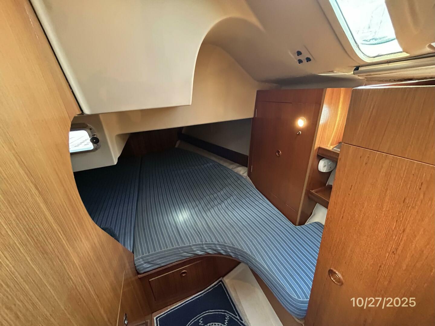 38' Beneteau aft stateroom