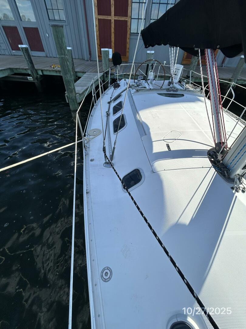 38' Beneteau starboard side deck2