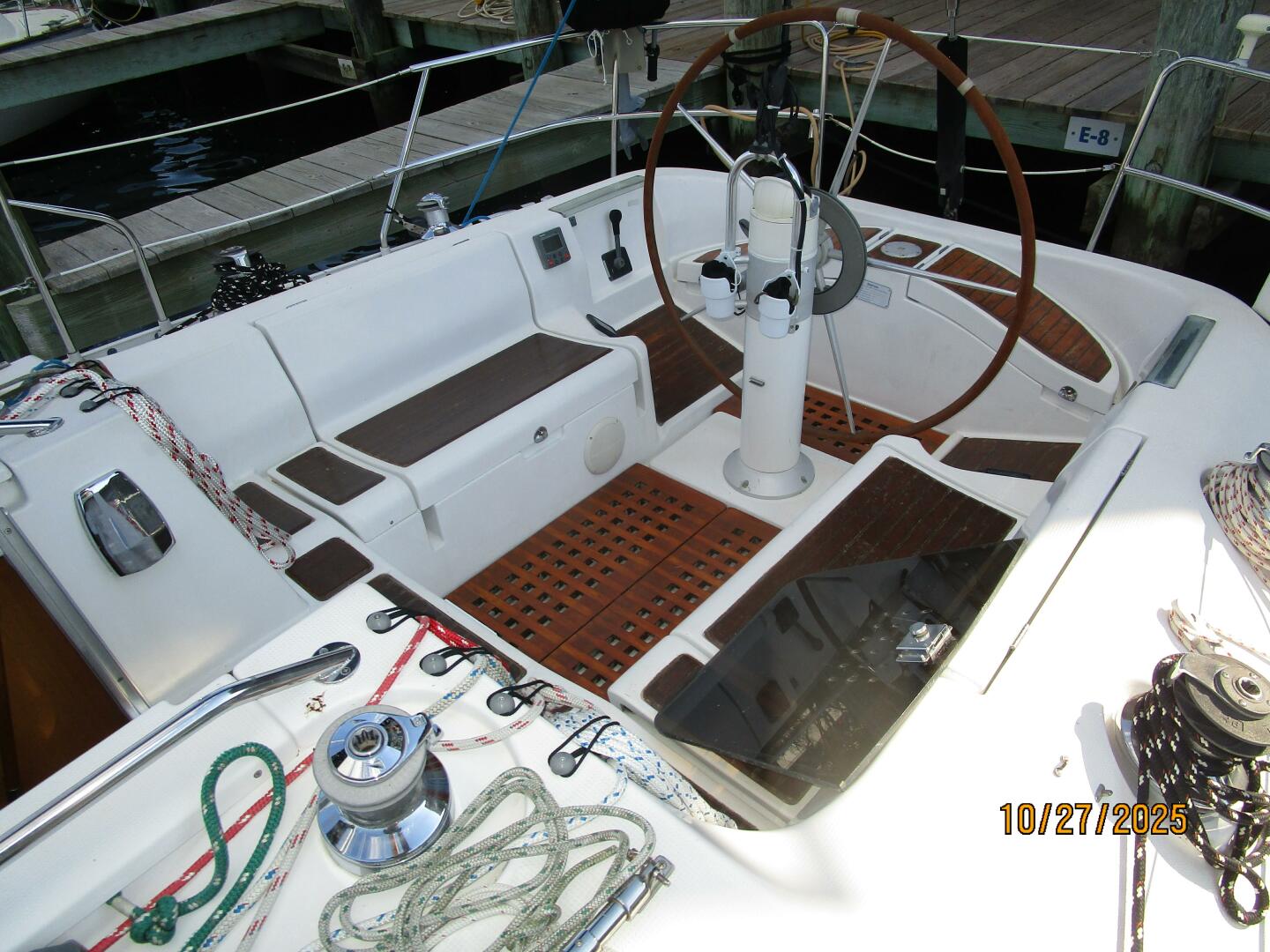 38' Beneteau cockpit1