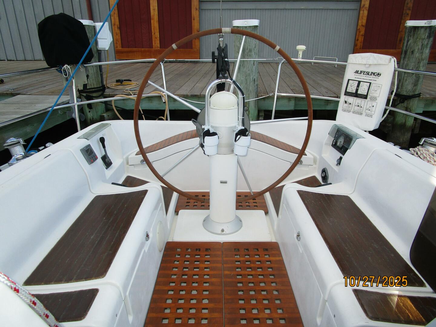 38' Beneteau cockpit aft