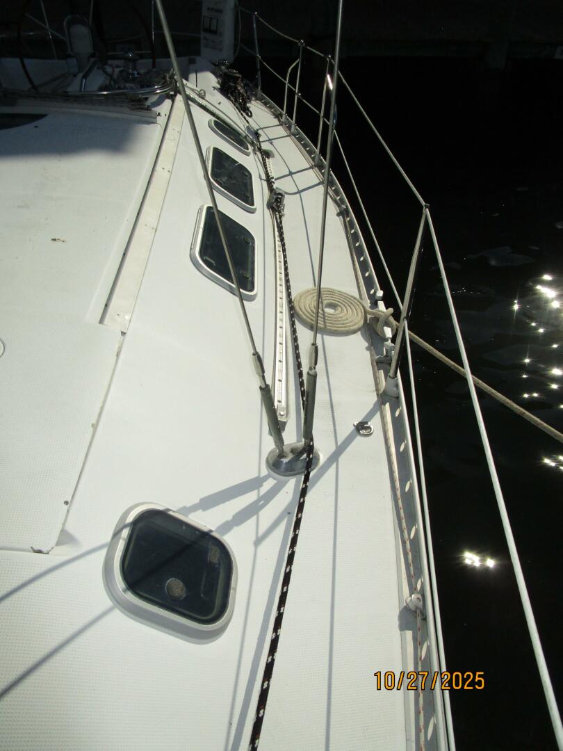 38' Beneteau port side deck2