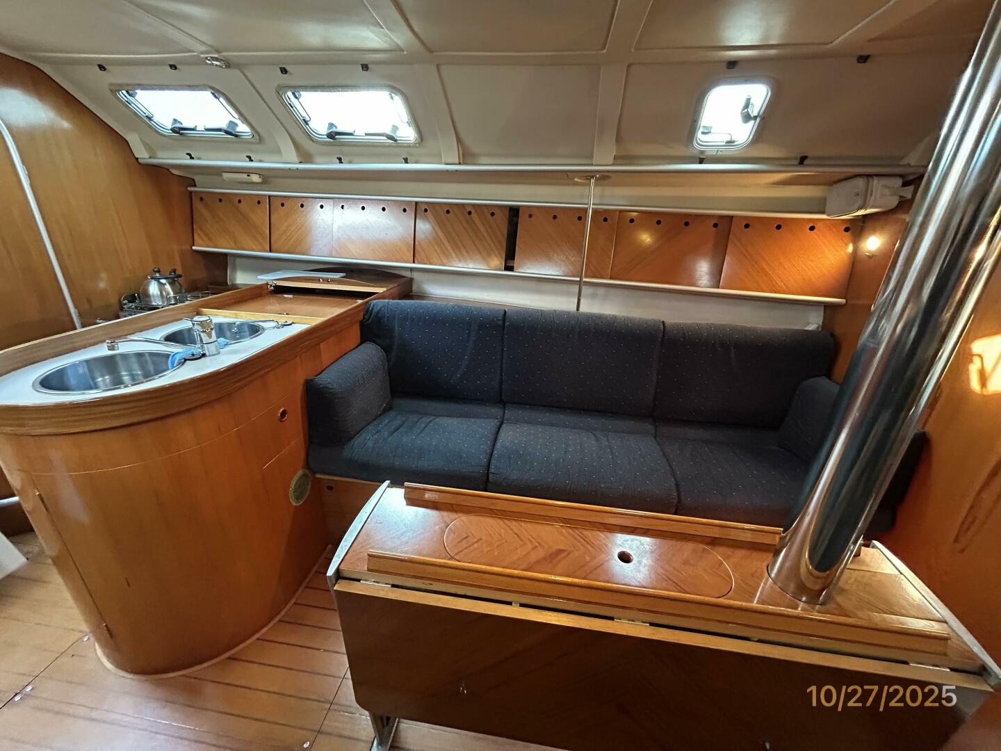 38' Beneteau salon port