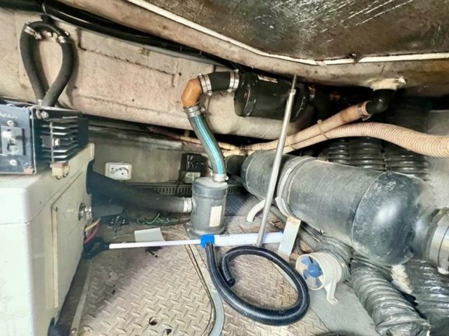 13 Sea Yall 1995 Regal 400 Commodore Engine Room 3 Medium