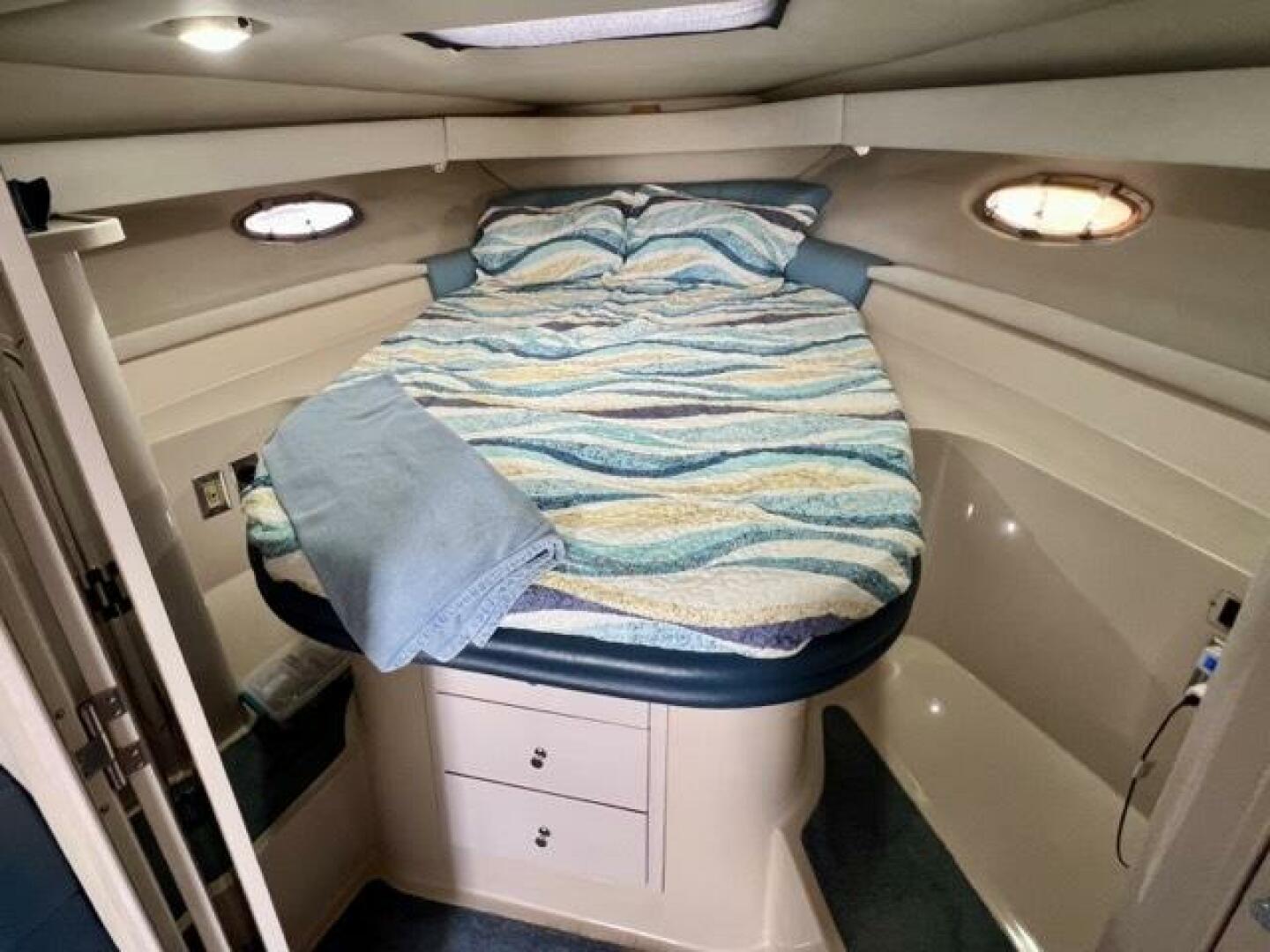 8 Sea Yall 1995 Regal 400 Commodore Forward Cabin Medium