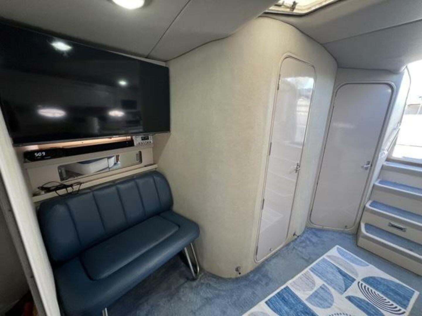 4 Sea Yall 1995 Regal 400 Commodore Interior 3 Medium