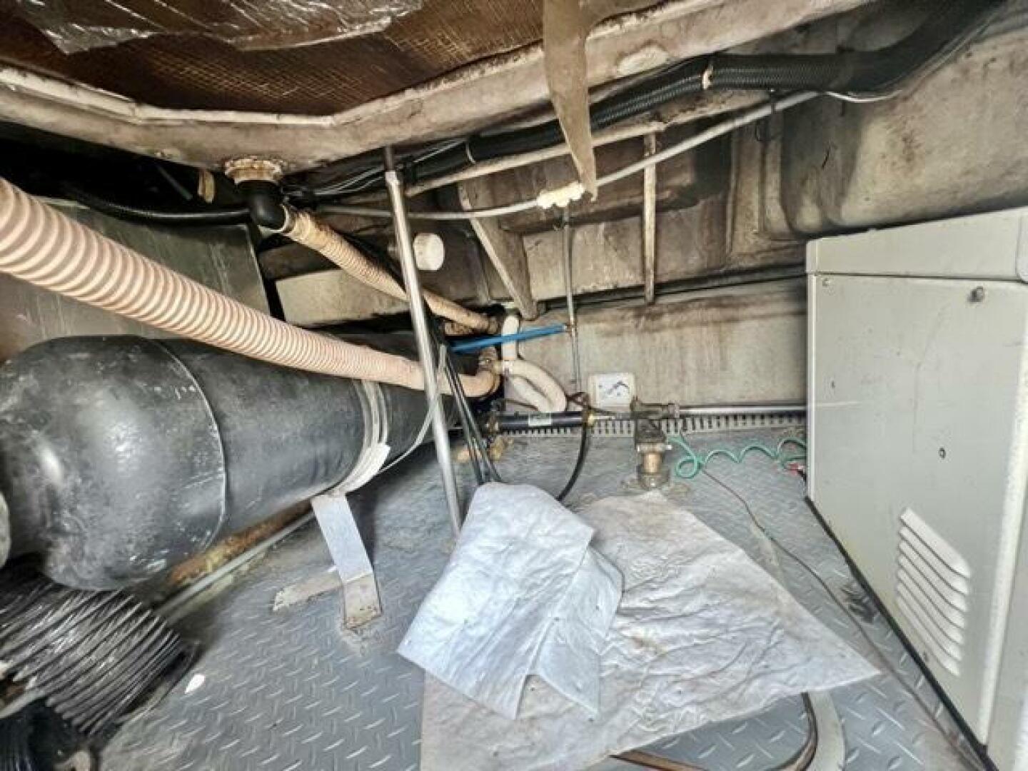 14 Sea Yall 1995 Regal 400 Commodore Engine Room 4 Medium