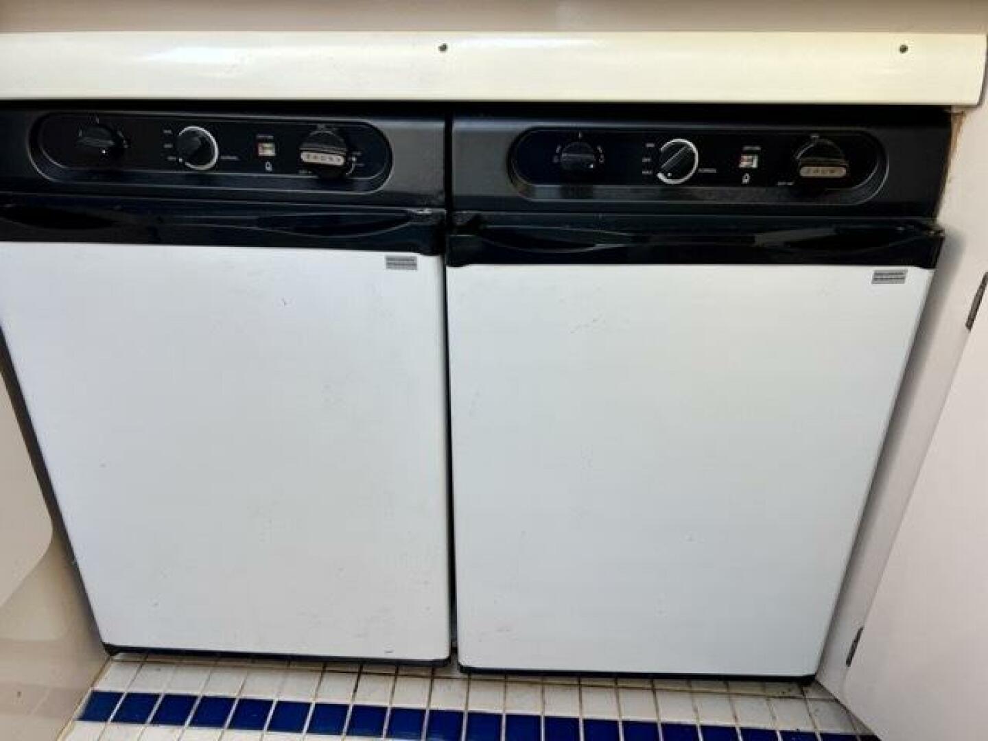 7 Sea Yall 1995 Regal 400 Commodore New Fridges Medium