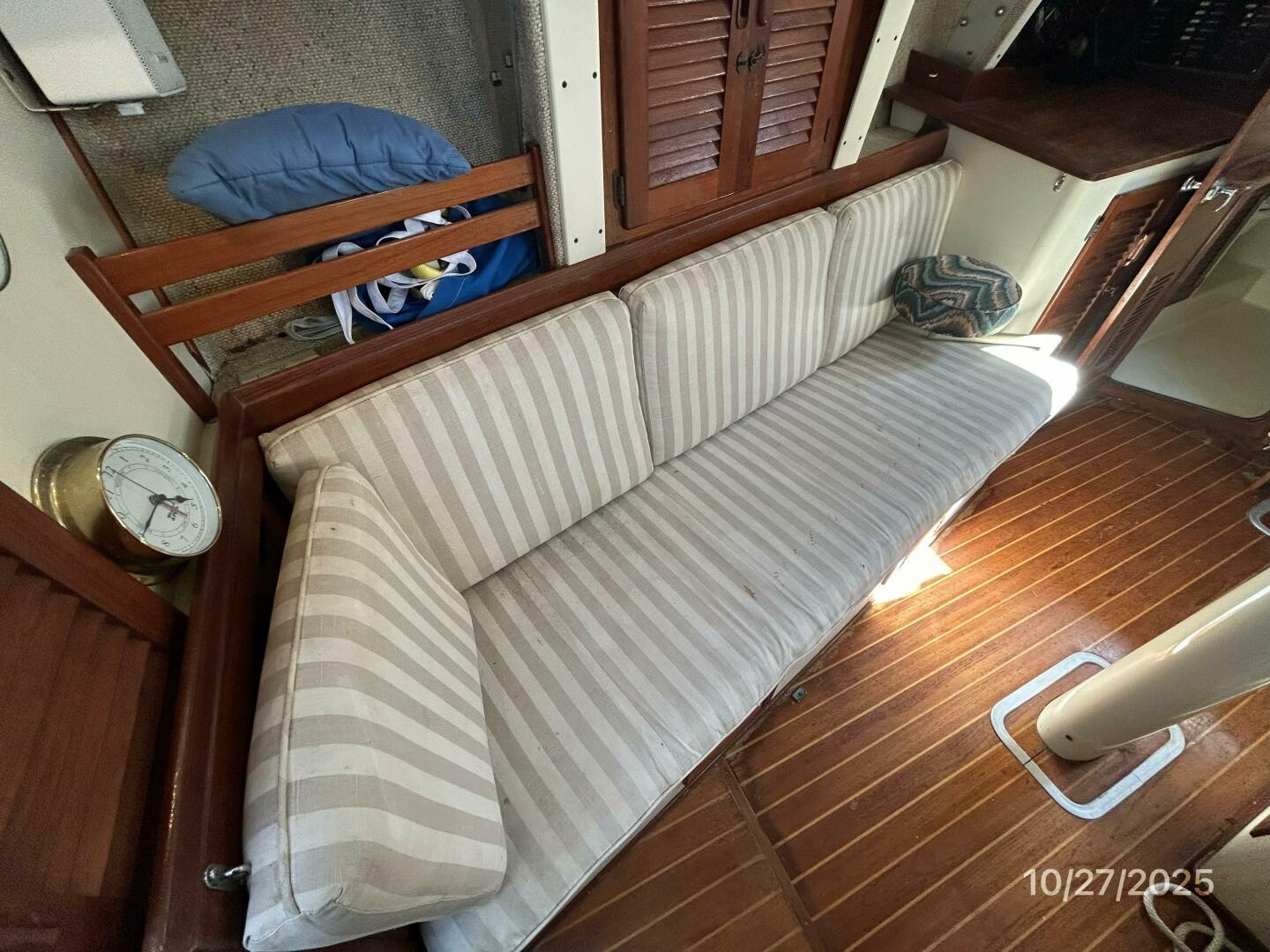 36' S2 salon starboard seating2