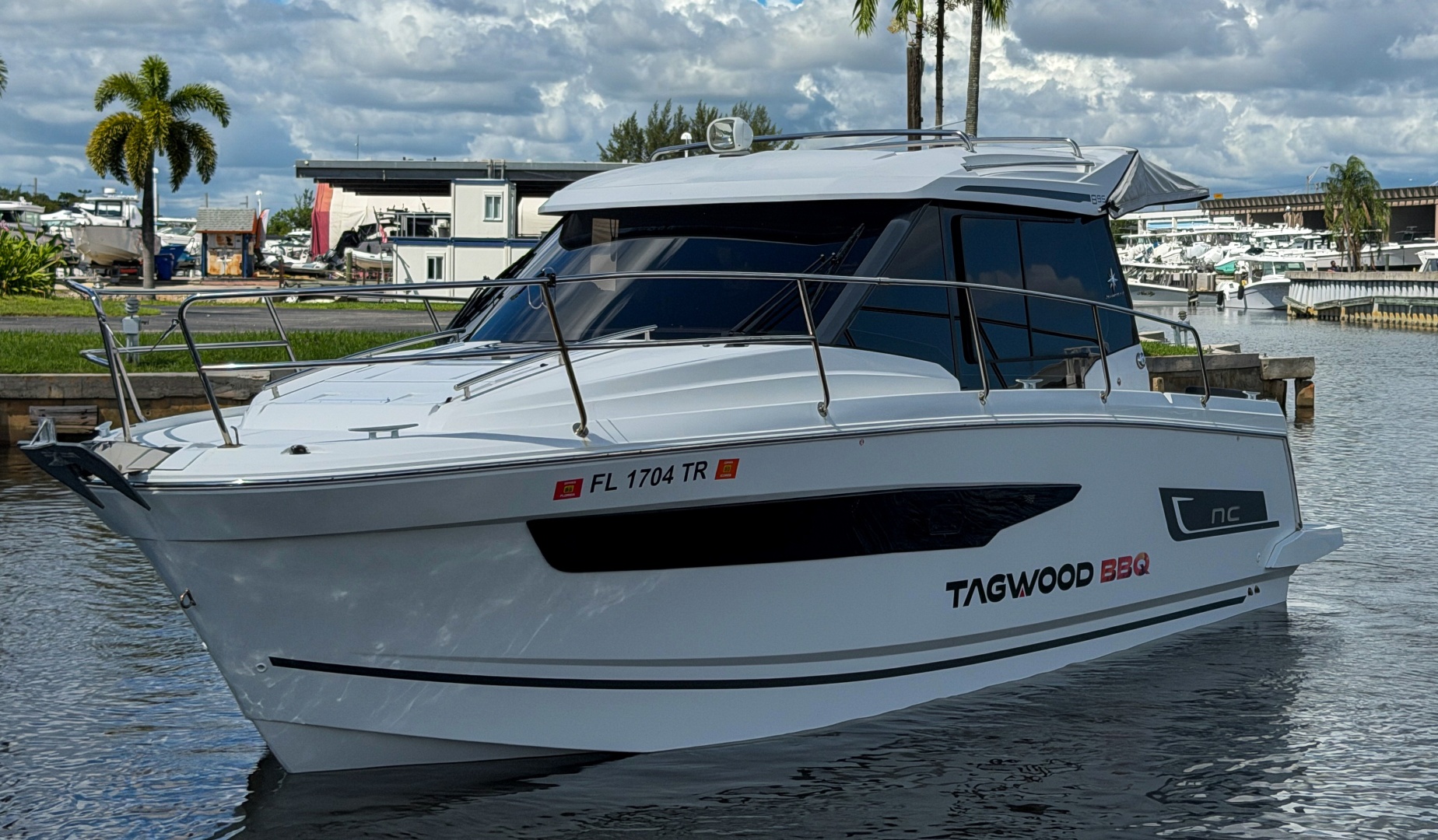 2023 Jeanneau NC895 — photograph 2