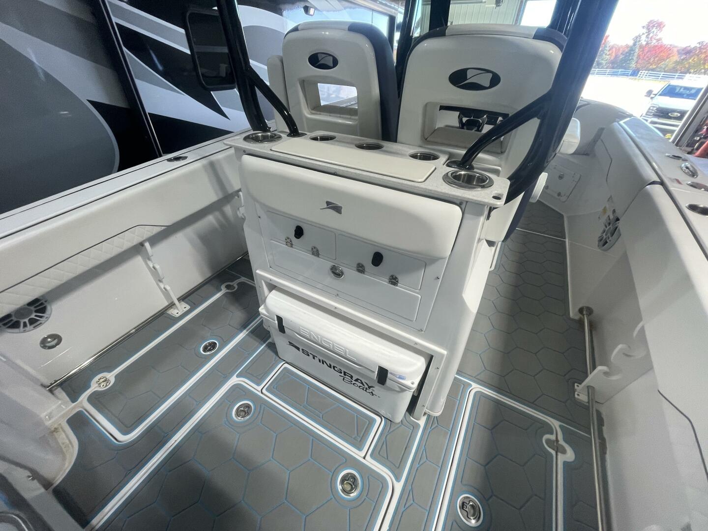 Helm Seating and Leaning Post – Stingray Center Console Inte