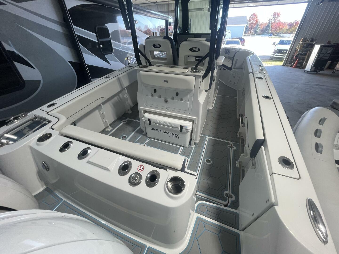 Stingray Center Console Deck Layout – Spacious Aft Cockpit